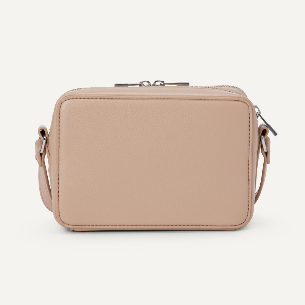 Amazon Essentials Women's Boxy Crossbody Bag