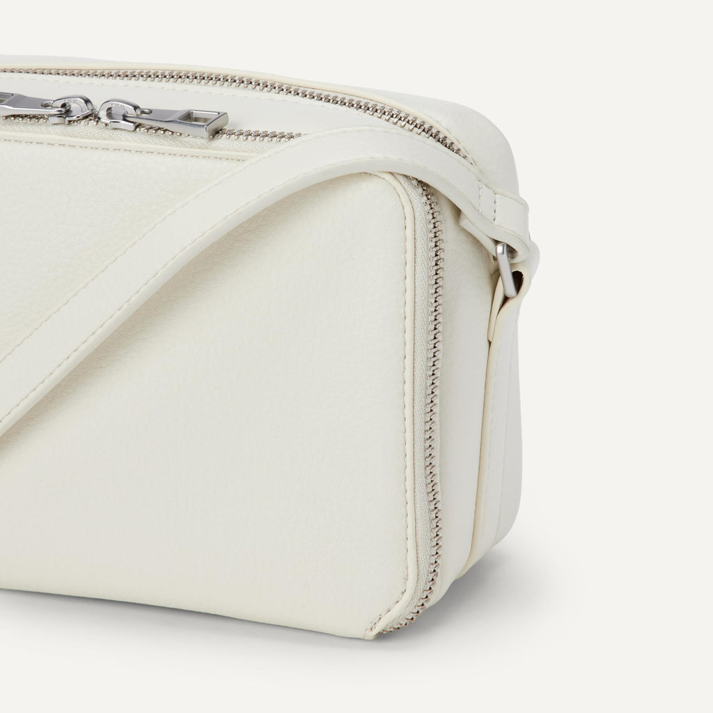 Amazon Essentials Women's Boxy Crossbody Bag