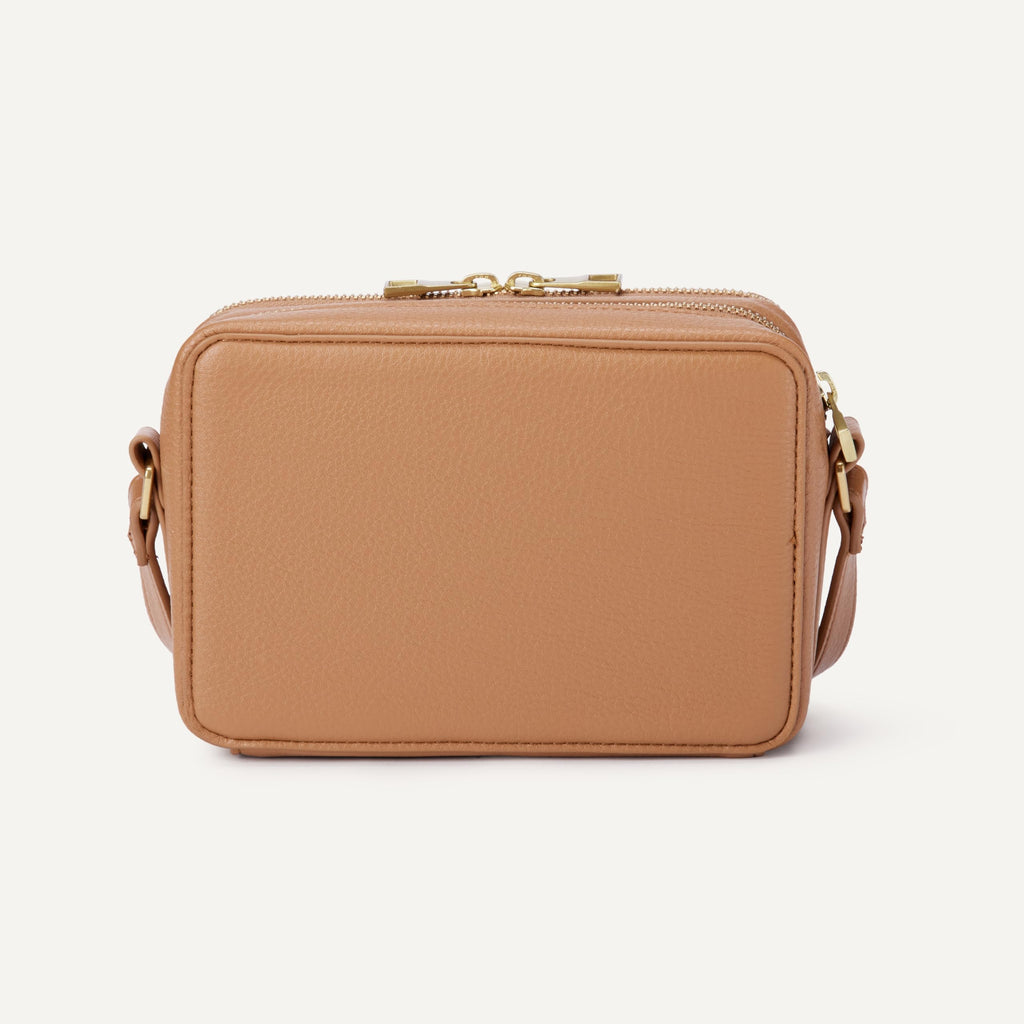 Amazon Essentials Women's Boxy Crossbody Bag