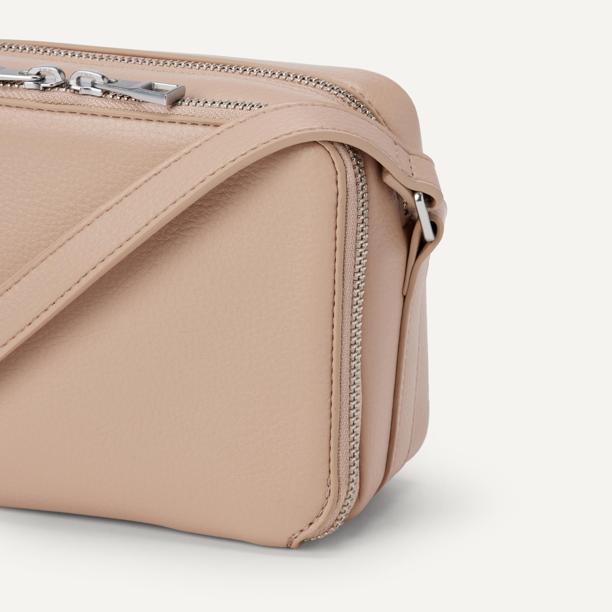 Amazon Essentials Women's Boxy Crossbody Bag