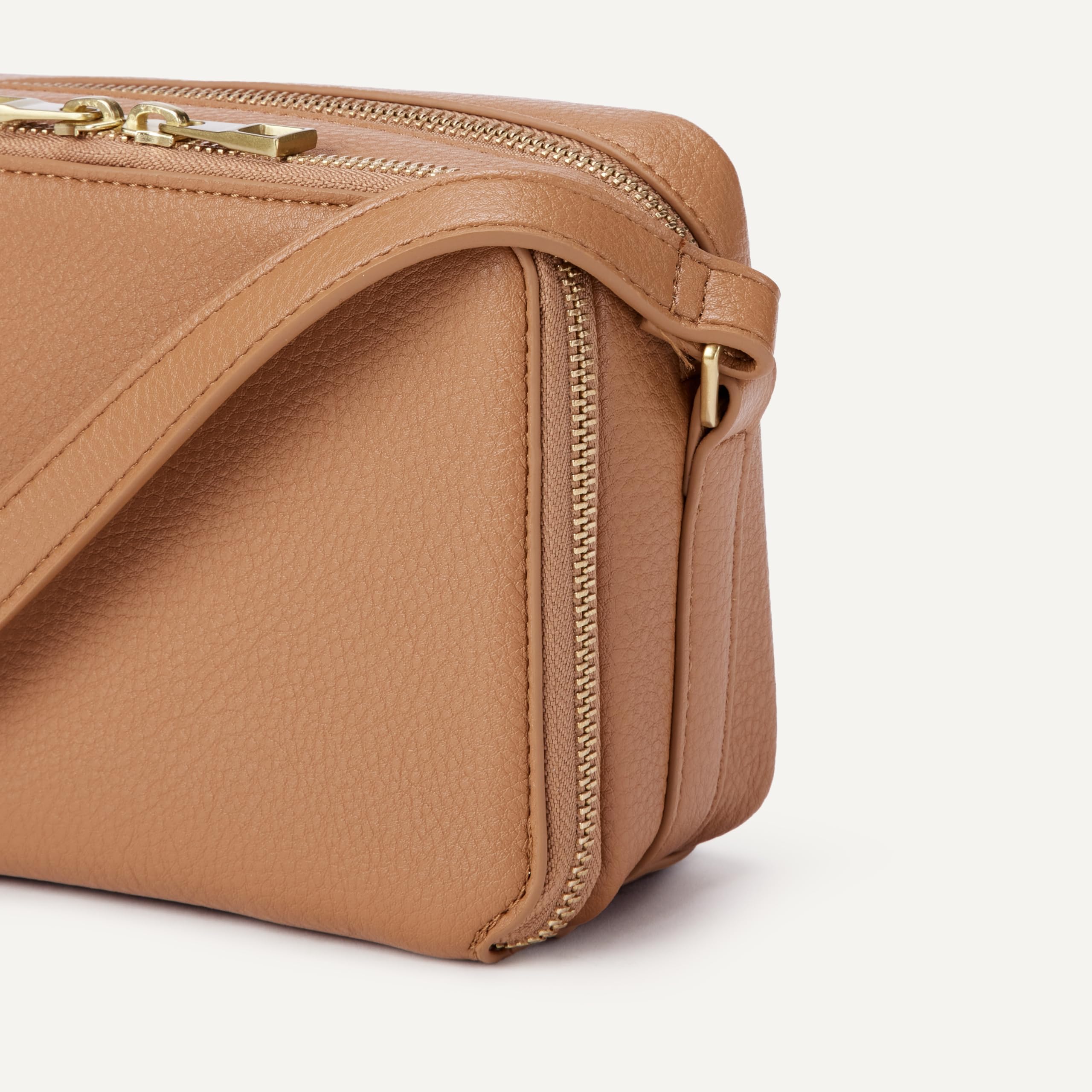Amazon Essentials Women's Boxy Crossbody Bag