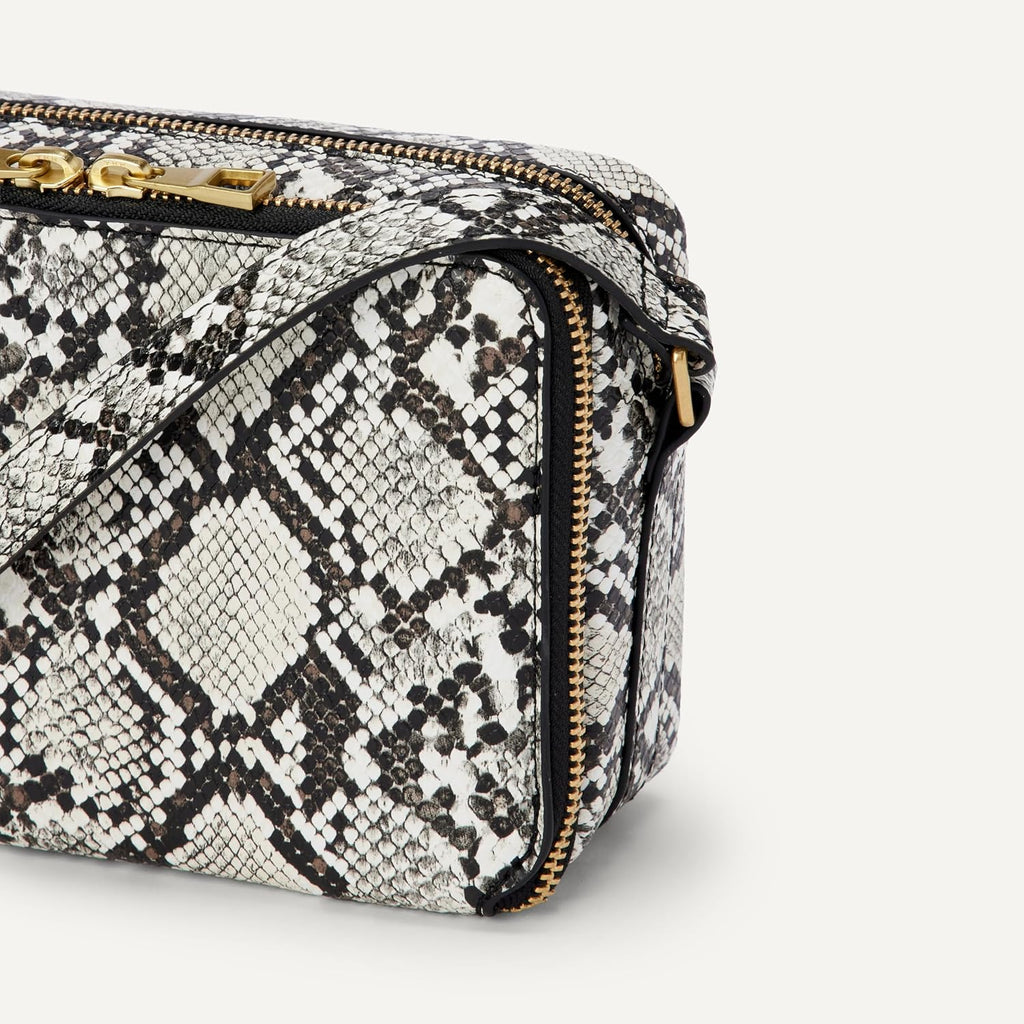 Amazon Essentials Women's Boxy Crossbody Bag