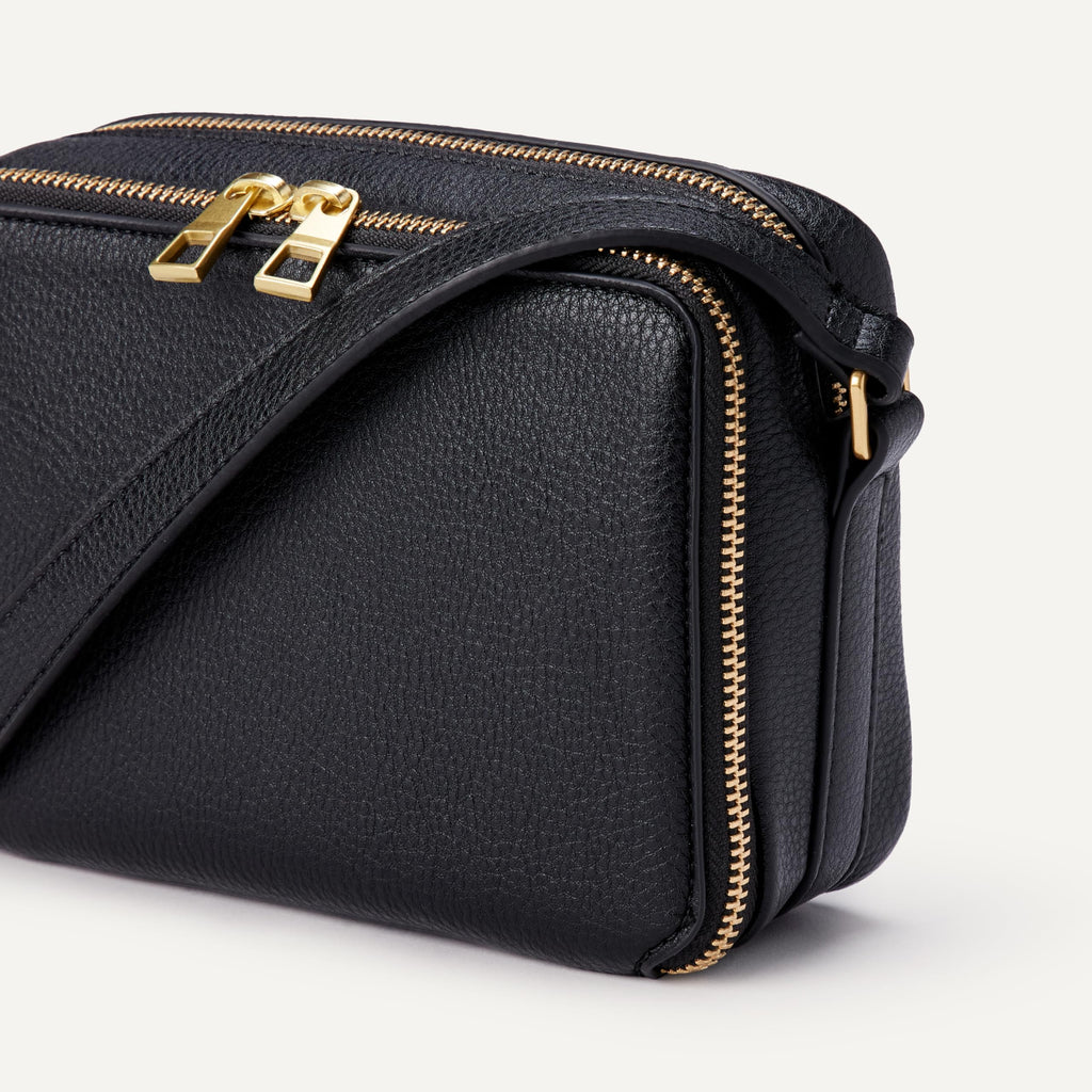 Amazon Essentials Women's Boxy Crossbody Bag