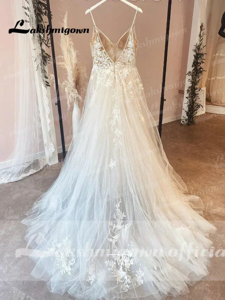 Spaghetti Straps Vintage Lace Wedding Dress With V Neckline Bride Dress Tulle Beach Bridal Gown trouwjurk  Customized